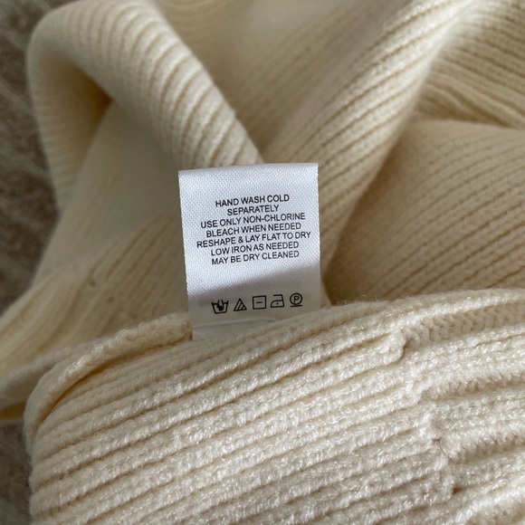 Song of Style Raine V neck sweater - Picture 10 of 10